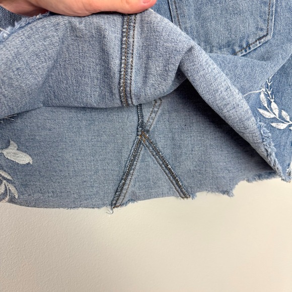 Denim‎ Co Light Wash Denim Mini Skirt White Floral Embroidery Raw Hem Sz 4 - Picture 10 of 14